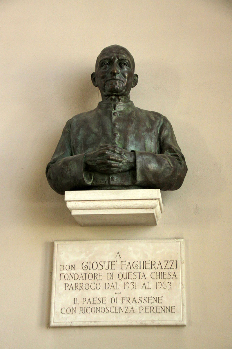 Chiesa nuova di Frassenè: il busto che ricorda il promotore della costruzione, don Giosuè Fagherazzi