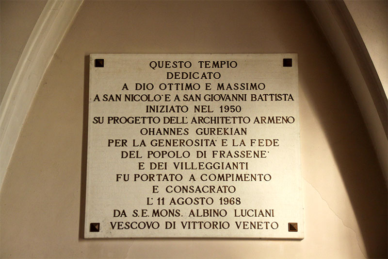 Chiesa nuova di Frassenè: lapide che ricorda la Dedicazione della chiesa da parte di mons. Albino Luciani, allora vescovo di Vittorio Veneto